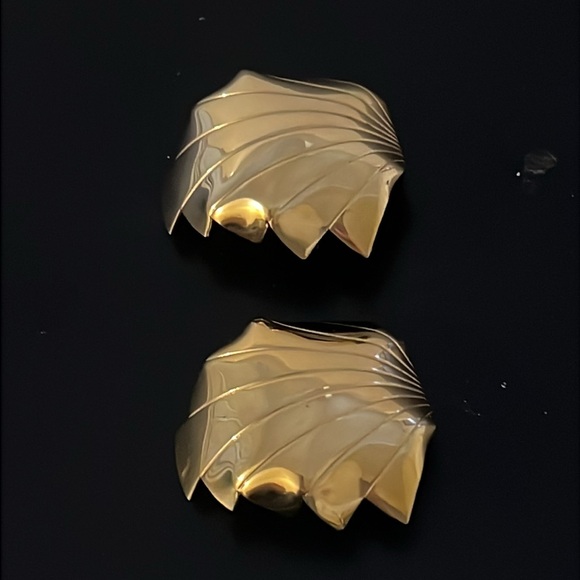 Y2K Givenchy Shiny Gold Plated Etched Abstract Runway Clip Earrings - Picture 10 of 15